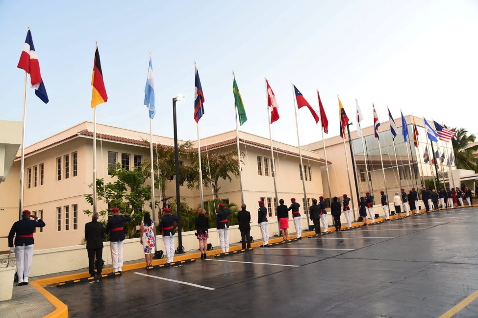 ACTO IZAMIENTO DE LAS BANDERAS DE LOS PAISES CON EMBAJADAS RESIDENTES EN LA REPUBLICA DOMINICANA, EN LA CANCILLERIA DOMINICANA, EL 10 DE OCTUBRE DEL 2019.